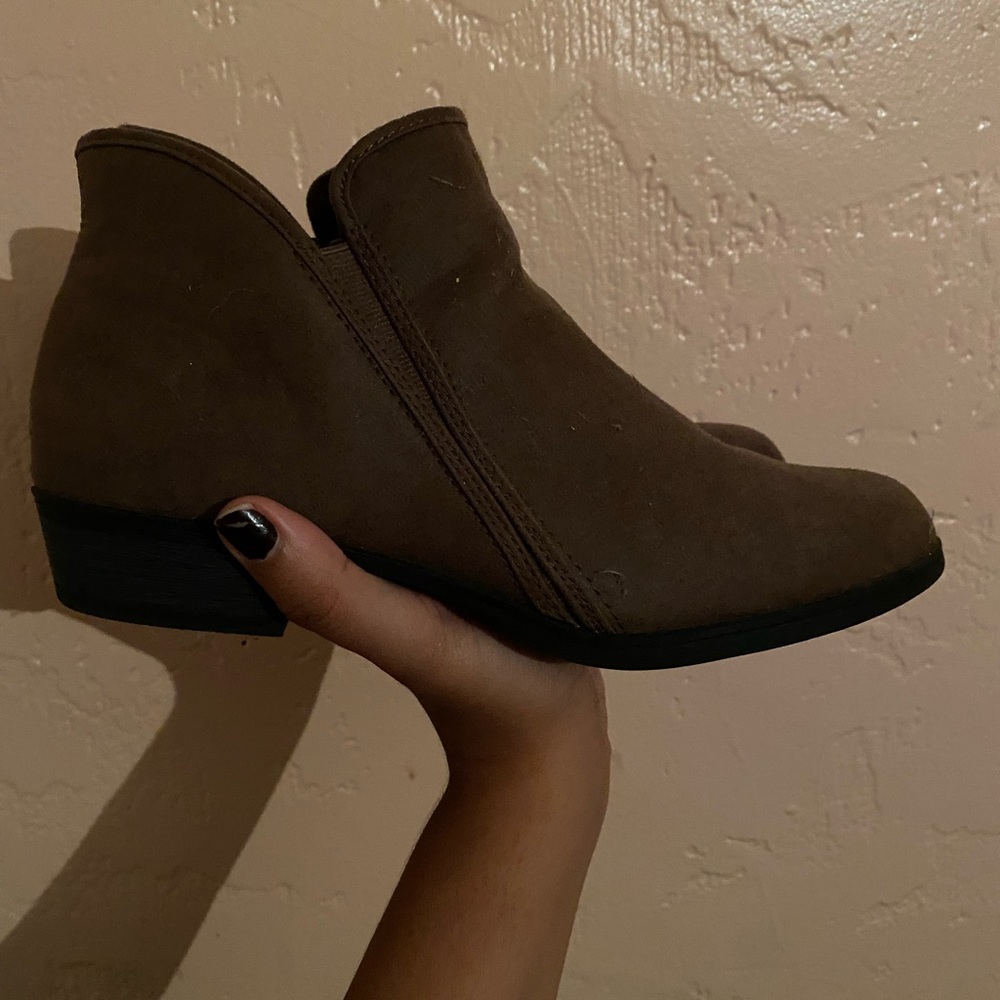 Brown booties w/ zipper, perfect for fall! 🤎